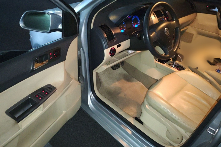 大众 Polo 2009款 劲情 1.6L 自动风尚版中控内饰7003