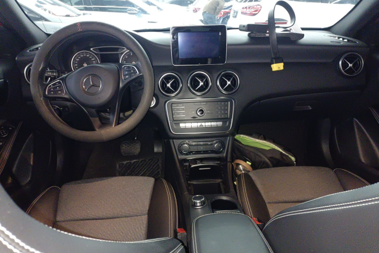 奔驰A级(进口) 2017款 A 180中控内饰7002