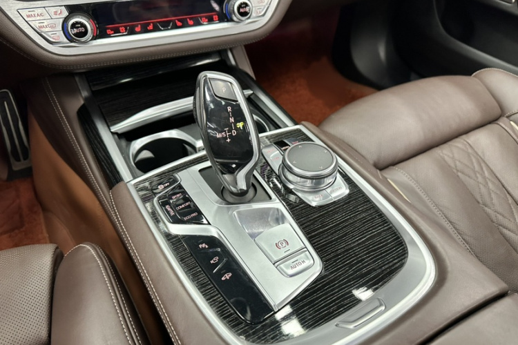 宝马7系 2018款 730Li 尊享型 M运动套装局部细节18