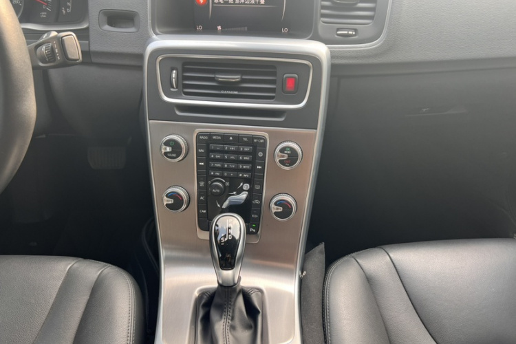 沃尔沃S60 2019款 S60L T3 智进版中控内饰7004