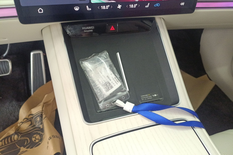 鸿蒙智行 享界S9 2024款 纯电 Ultra 四驱旗舰版中控内饰7001