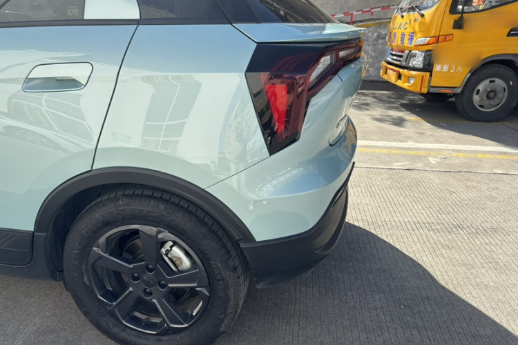 吉利几何E萤火虫 2024款 401km 萤光车身外观6006