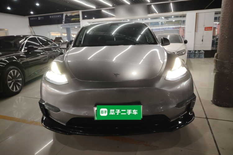 特斯拉 Model Y 2021款 标准续航后驱版车身外观2
