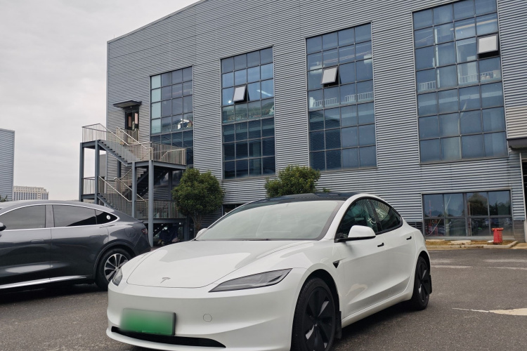 特斯拉 Model 3 2025款 后轮驱动版车身外观1