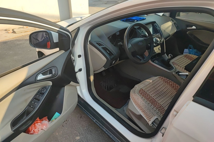 福特 福克斯 2015款 三厢 1.6L 手动舒适型中控内饰20