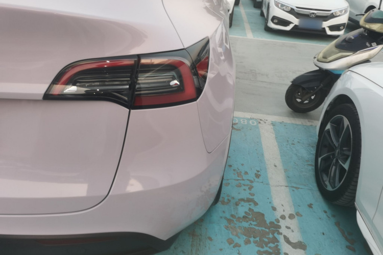 特斯拉 Model Y 2023款 后轮驱动版车身外观9