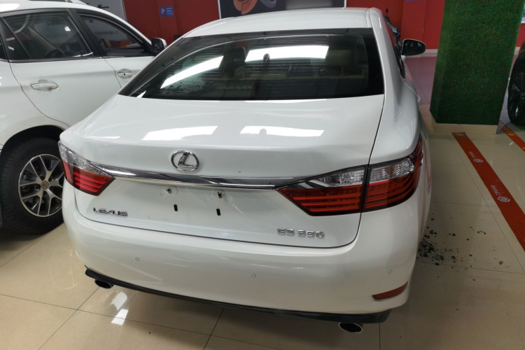 雷克萨斯ES 2014款 250 精英版车身外观6