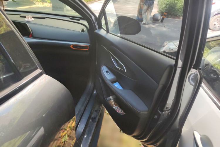 长安UNI-T 2022款 1.5T 运动版 尊贵型局部细节9005