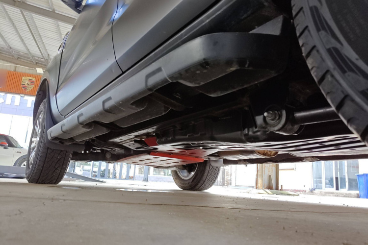 福特 撼路者 2017款 2.0T 汽油自动四驱豪华版 5座机舱底盘30