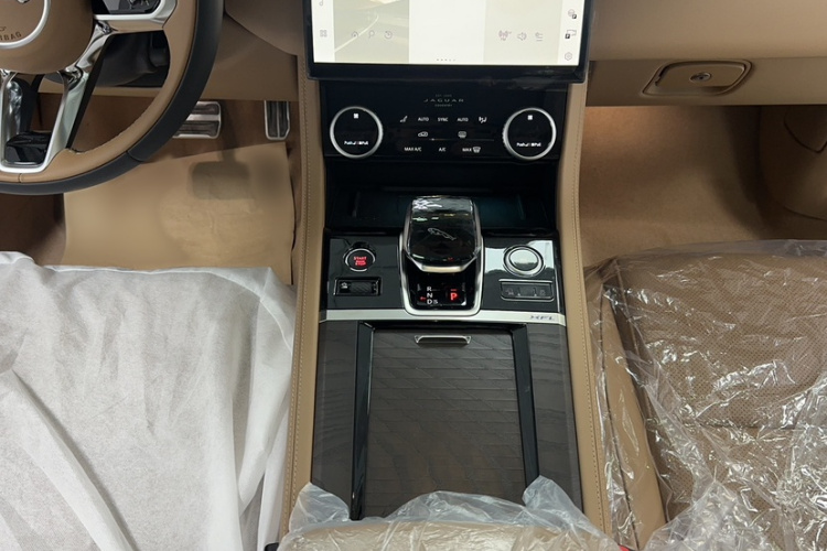 捷豹XFL 2025款 2.0T P250 两驱尊享豪华版局部细节18