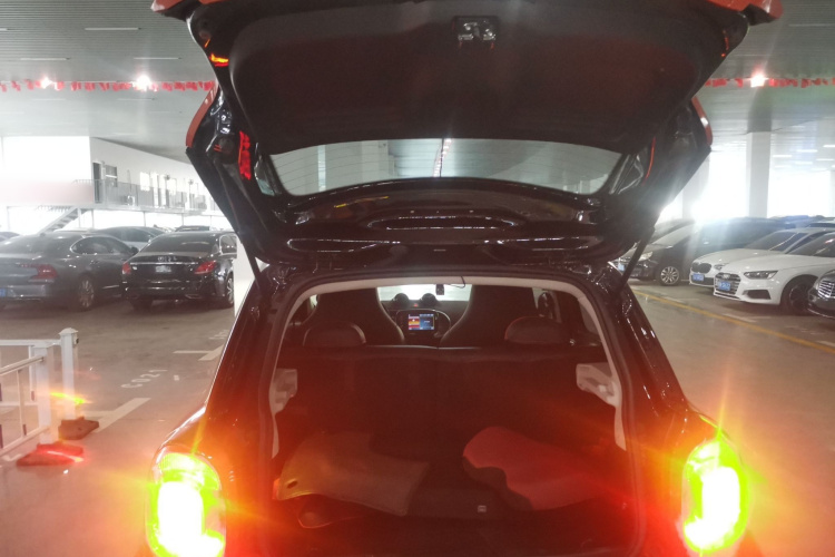 smart forfour 2018款 0.9T 66千瓦先锋版机舱底盘23