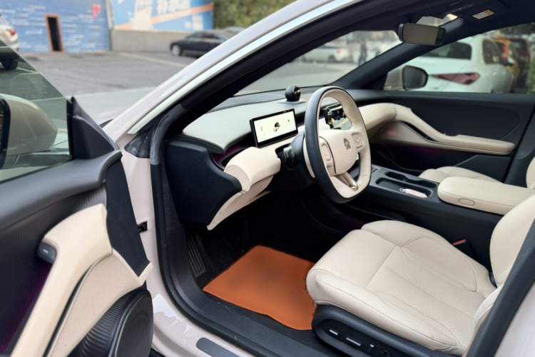 蔚来ET5 2022款 75kWh中控内饰7001