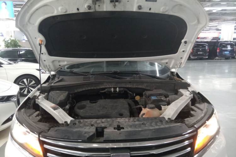 荣威RX5 2022款 330TGI 自动国潮版机舱底盘24