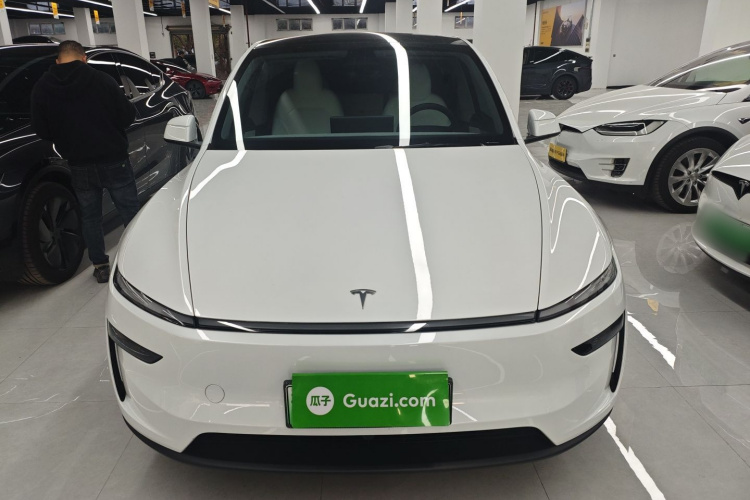 特斯拉 Model Y 2025款 长续航全轮驱动版车身外观2