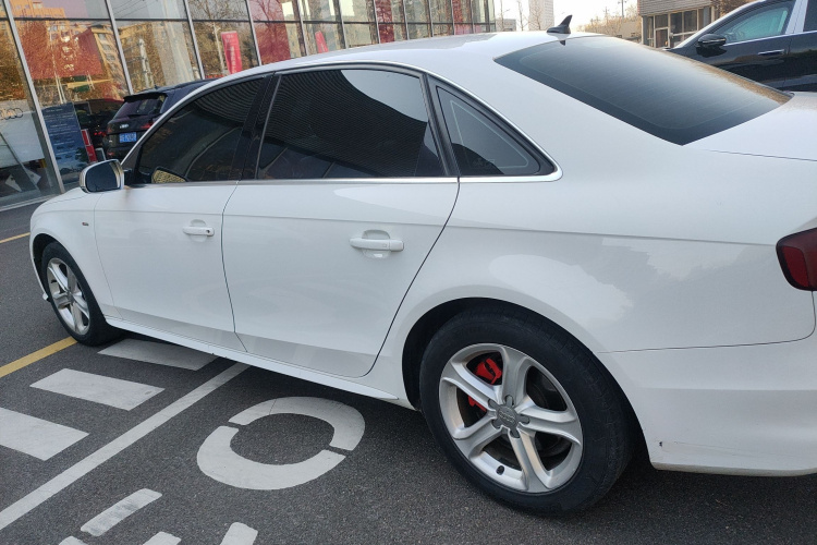 奥迪A4L 2015款 45 TFSI quattro个性运动型车身外观4