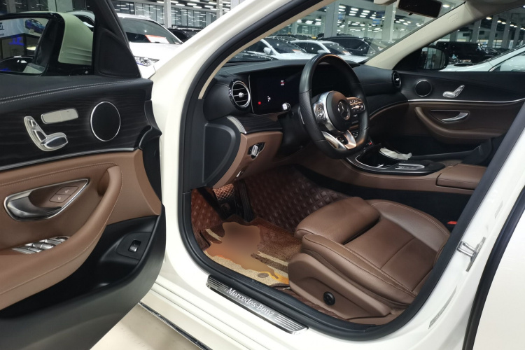奔驰E级 2019款 E 260 L 运动型中控内饰20