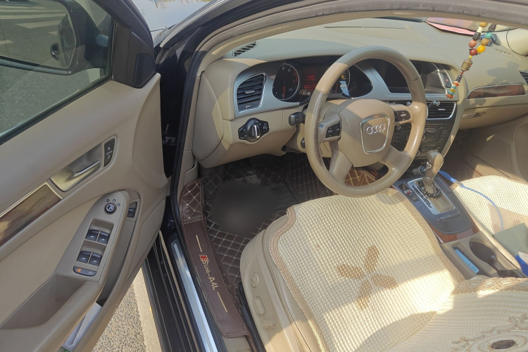 奥迪A4L 2011款 2.0 TFSI 技术型中控内饰7003