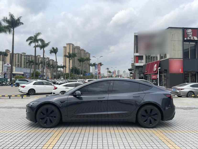 特斯拉 Model 3 2025款 后轮驱动版(2)