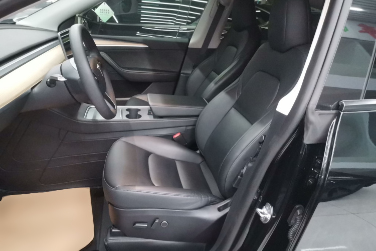 特斯拉 Model Y 2022款 Performance高性能全轮驱动版中控内饰19