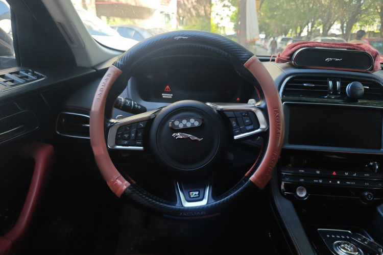捷豹F-PACE 2018款 改款 2.0T 四驱R-Sport运动版中控内饰13