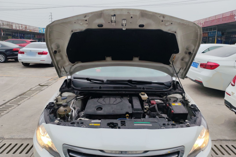 标致408 2014款 1.8L 自动豪华版机舱底盘24