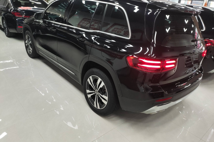 奔驰GLB 2024款 GLB 200 动感型车身外观4