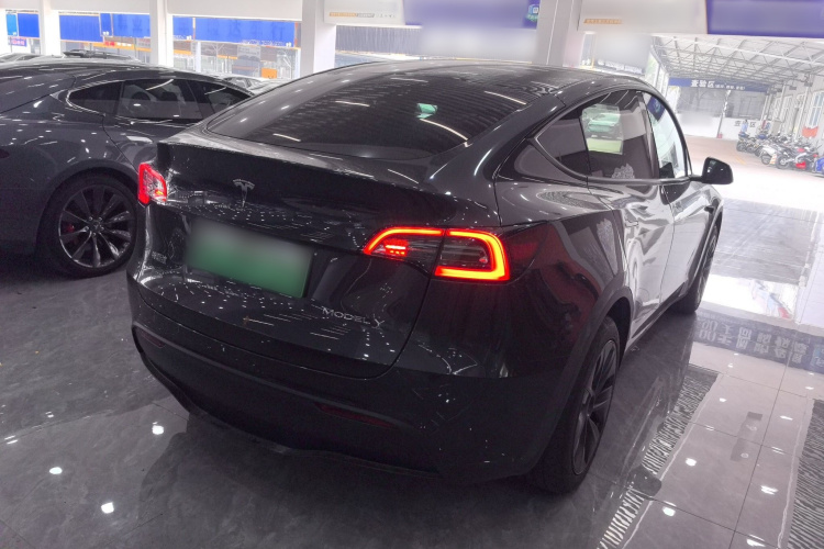 特斯拉 Model Y 2024款 后轮驱动版车身外观7