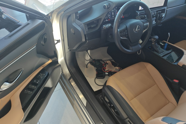 雷克萨斯ES 2023款 200 卓越版中控内饰20