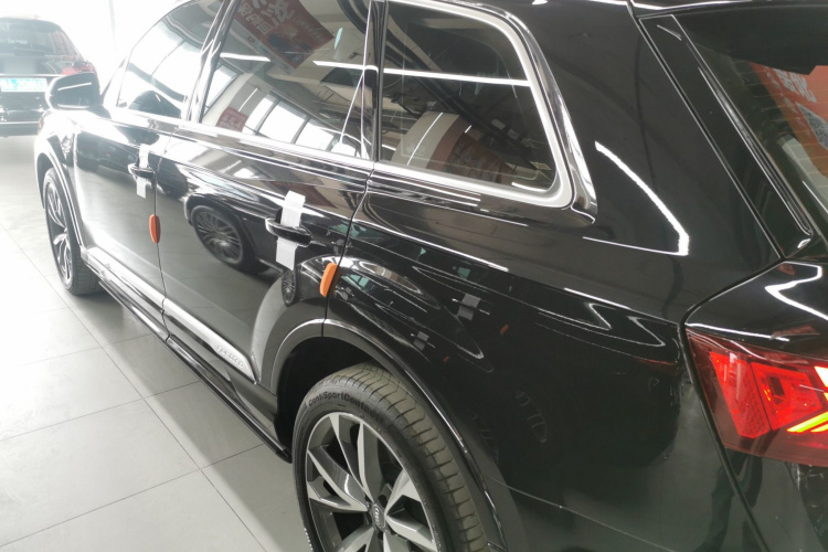 奥迪Q7 2020款 55 TFSI quattro S line运动型车身外观4