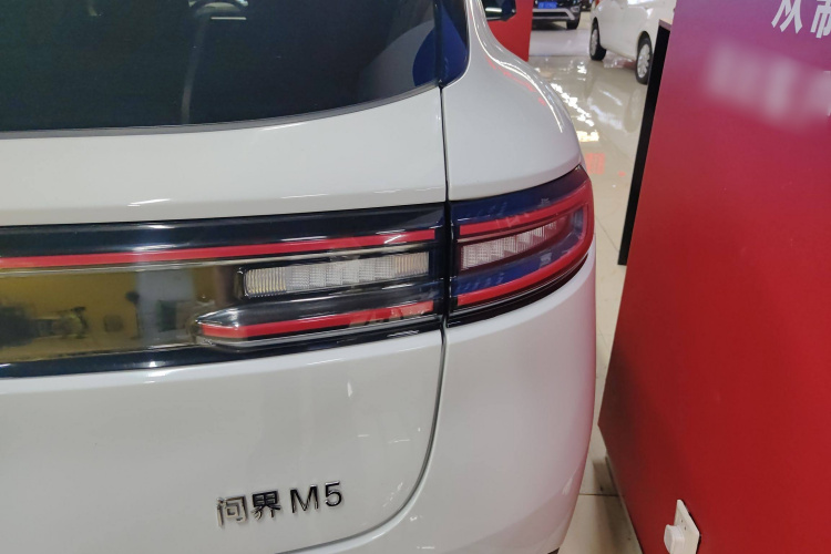 鸿蒙智行 问界M5 2022款 增程四驱性能版车身外观9
