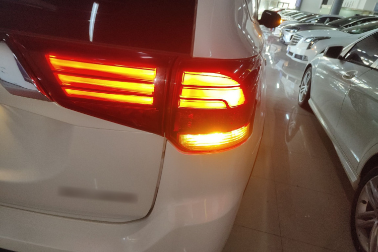 三菱 欧蓝德 2020款 2.0L 两驱畅享版 5座车身外观6006