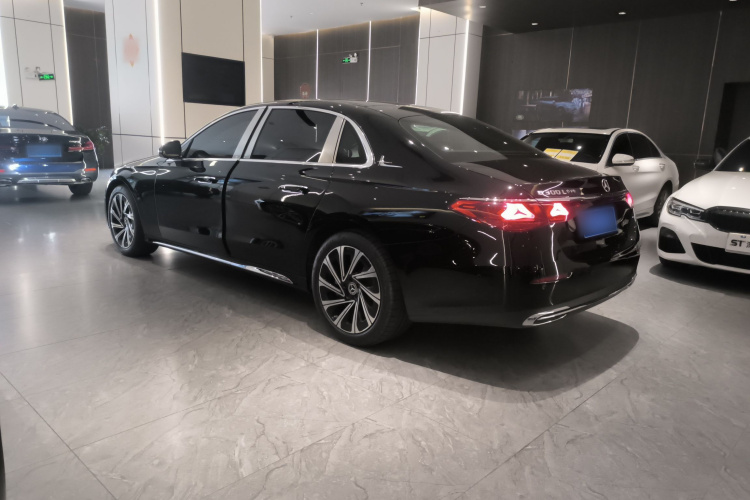 奔驰E级 2025款 E 300 L 豪华型车身外观4