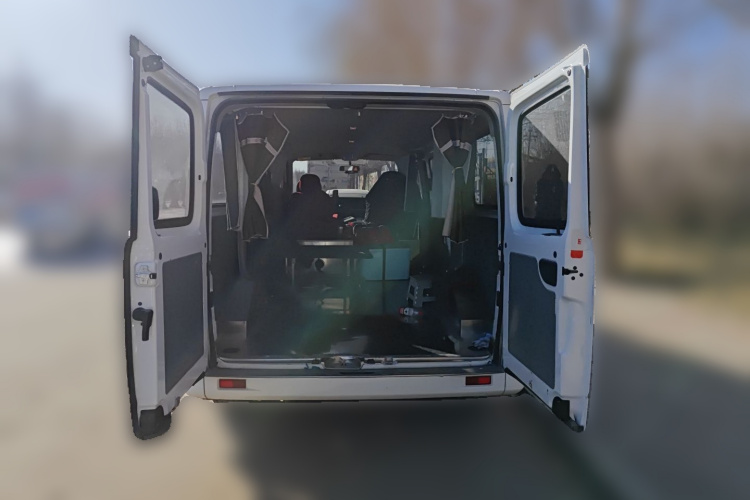 上汽大通MAXUS 新途V80 2025款 PRO傲运通 2.0T 手动长轴超低顶 6/7/8/9座中控内饰23