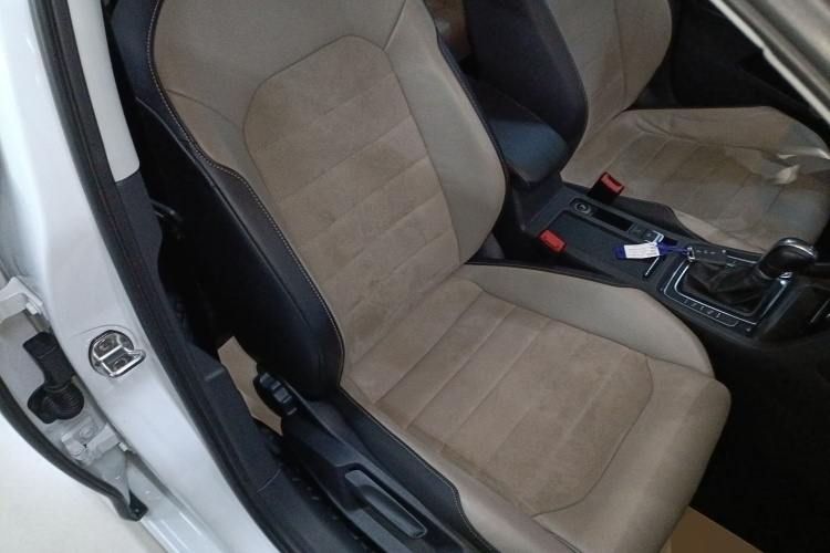 大众 高尔夫 2017款 230TSI 自动豪华百万辆纪念版局部细节41