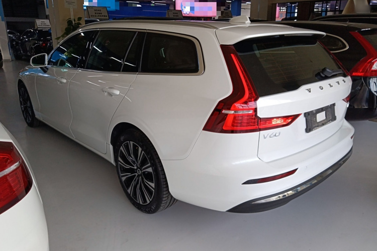 沃尔沃V60 2024款 B5 智远豪华版车身外观4