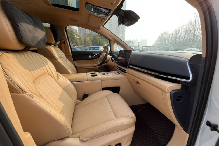 岚图汽车 岚图梦想家 2025款 PHEV 四驱旗舰乾崑版中控内饰7011