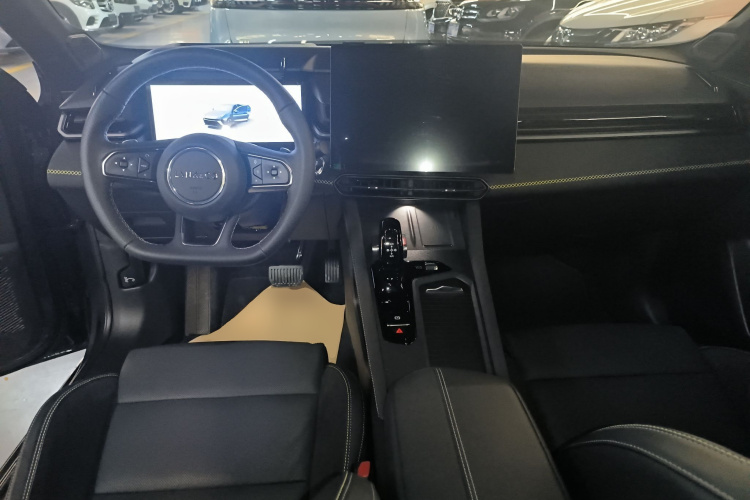 领克03 2025款 1.5TD DCT冠军版Pro中控内饰7002