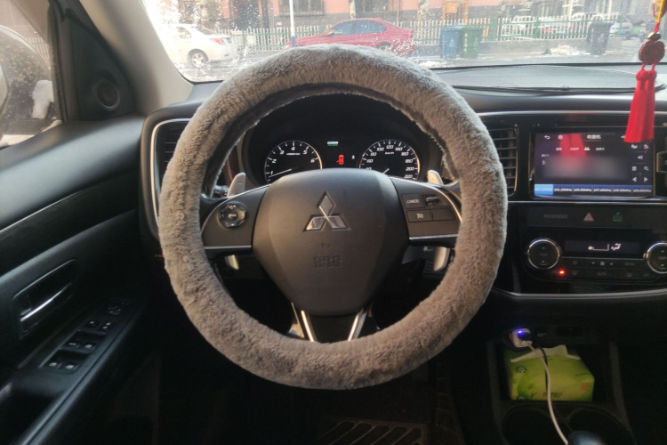 三菱 欧蓝德(进口) 2016款 2.4L 四驱精英版 5座中控内饰13