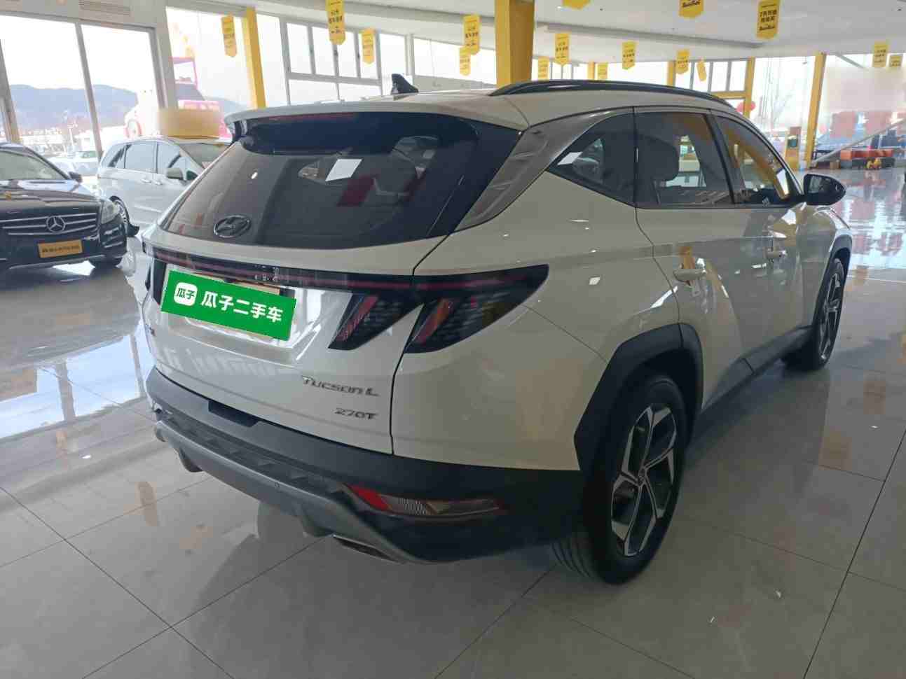 车辆右后45度外观展示