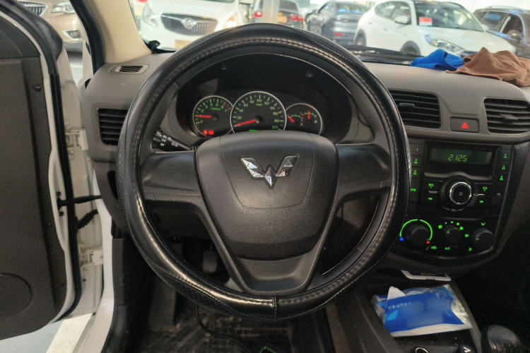 五菱汽车 五菱宏光 2015款 1.2L S 基本型国V中控内饰13