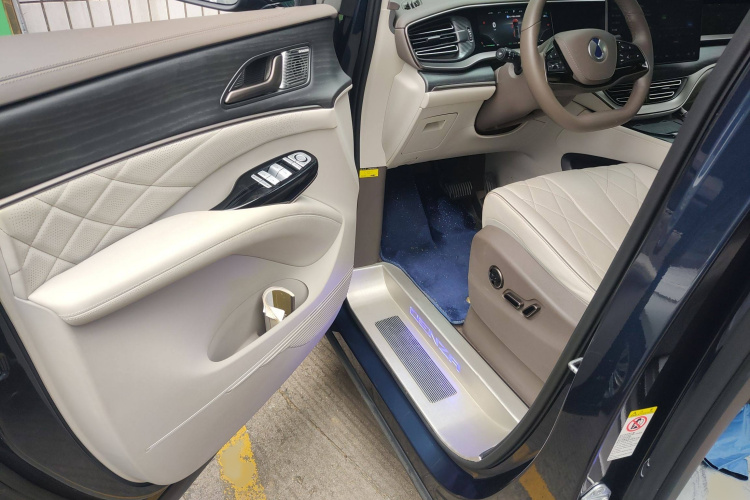 腾势D9 2022款 DM-i 970 四驱旗舰型中控内饰7003