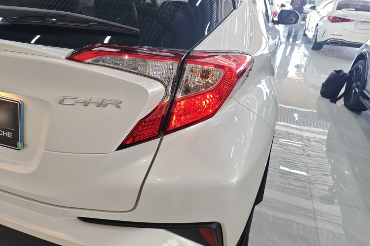 丰田C-HR 2022款 2.0L 舒适版车身外观9