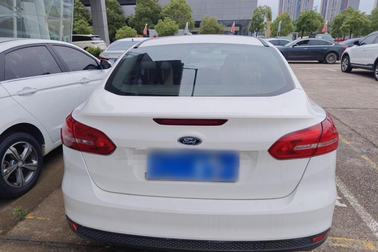 福特 福克斯 2018款 三厢经典 1.6L 自动舒适型智行版车身外观6