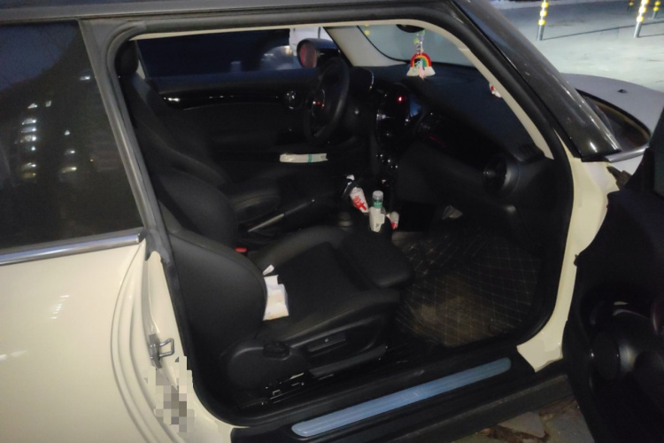 MINI 2022款 改款 1.5T COOPER 艺术家中控内饰21