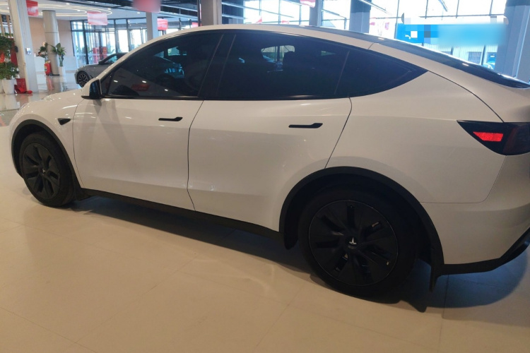 特斯拉 Model Y 2024款 后轮驱动版车身外观4