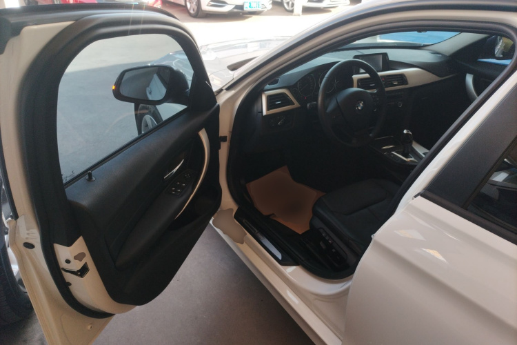 宝马3系 2015款 320i 时尚型中控内饰20