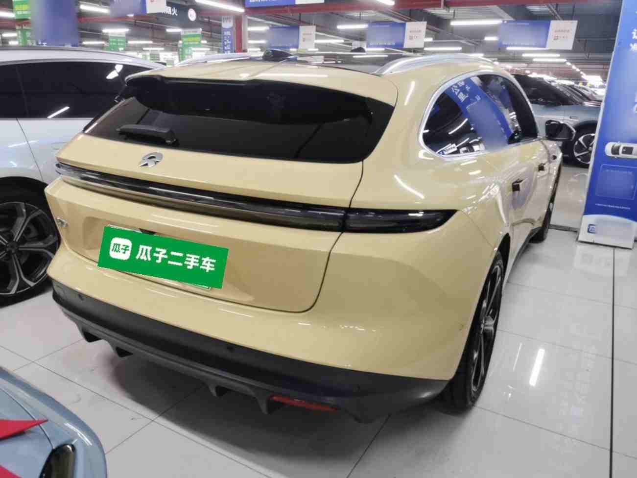 车辆右后45度外观展示