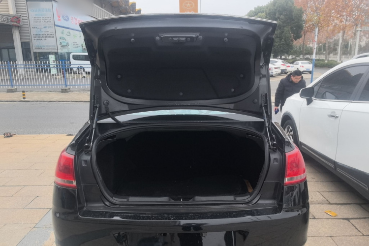 雪铁龙 世嘉 2013款 三厢 1.6L 手动品尚型机舱底盘23