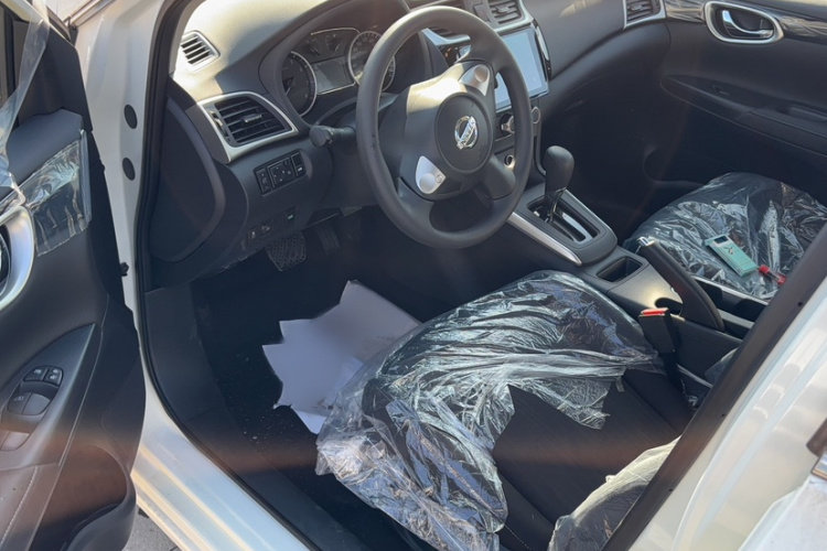 日产 轩逸 改款三 经典 1.6XE CVT舒适天窗版(8.29)中控内饰7002