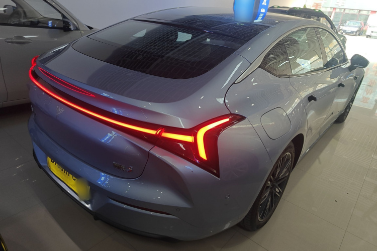 哪吒汽车 哪吒S 2024款 增程 1060版车身外观7